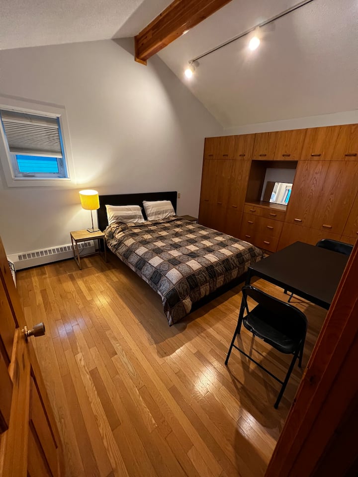 Comfy Bedroom With A View For Dog Loving Couples - Inuvik
