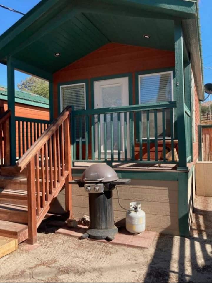 Deluxe Cabin - 4 People. 2 Adults And 2 Children. - Magic Mountain, CA
