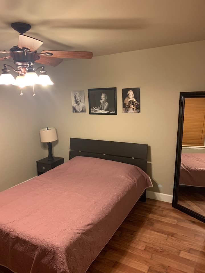 The Marilyn - Cheerful 1 Private Bedroom - Rogers, AR