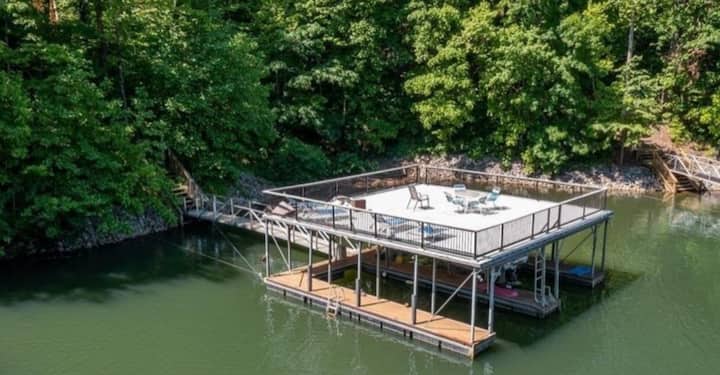 Pet Friendly Waterfront Cabin W/ Deep Water Dock - Gainesville, GA