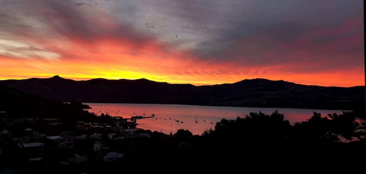 Sunny 3 Bedroom Home With Stunning Harbour Views - Akaroa