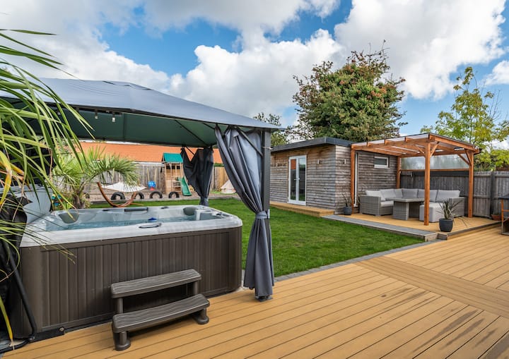 Hot Tub, Games Room & Cinema In Bournemouth - Poole