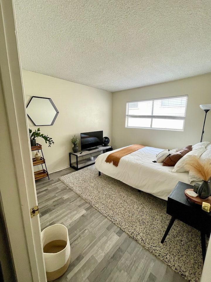 Beachy 1 Bedroom With Private Bath & Free Parking! - Venice Beach, CA