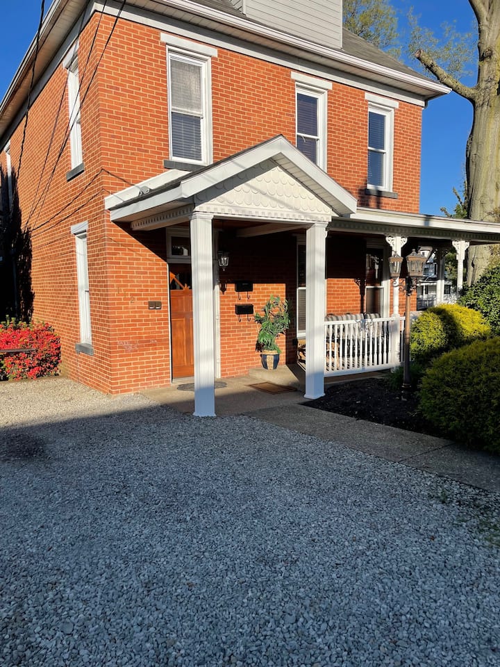 Welcoming 2 Bedroom, 1 Bath & Kitchen - Scottdale, PA