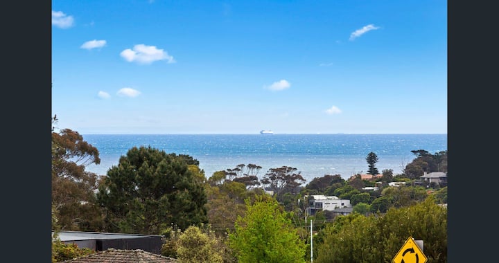 Newly Renovated 
Light& Bright Home
With View - Mount Martha