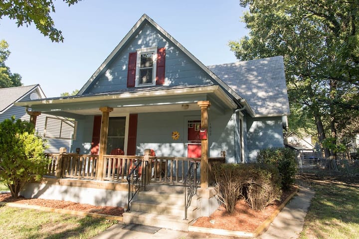 Cheerful & Homey ~ 7 Mins To Downtown ~ Queen Beds - Topeka