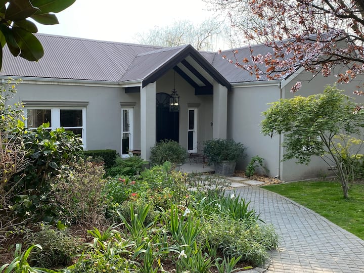 Luxurious Cottage With Stunning Mountain Views - Franschhoek