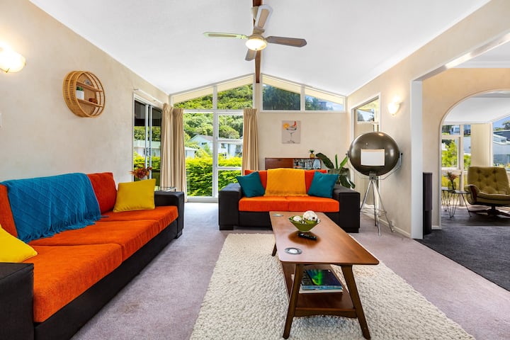 Retro Retreat In Style! 

Large Home In Whitby - Porirua