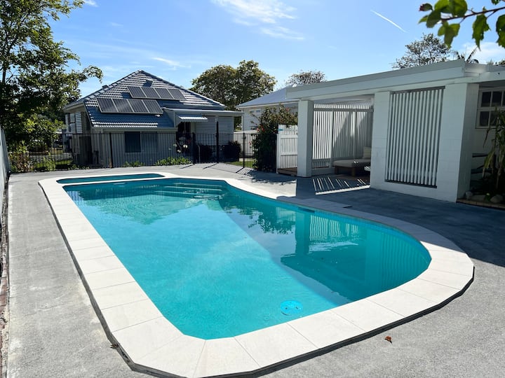 Modern Pool Oasis & Seaside Abode - Redcliffe