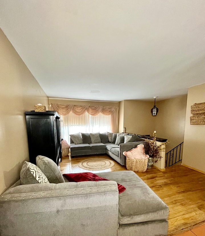 Cozy 2 Bedroom Retreat - Lake Forest, IL