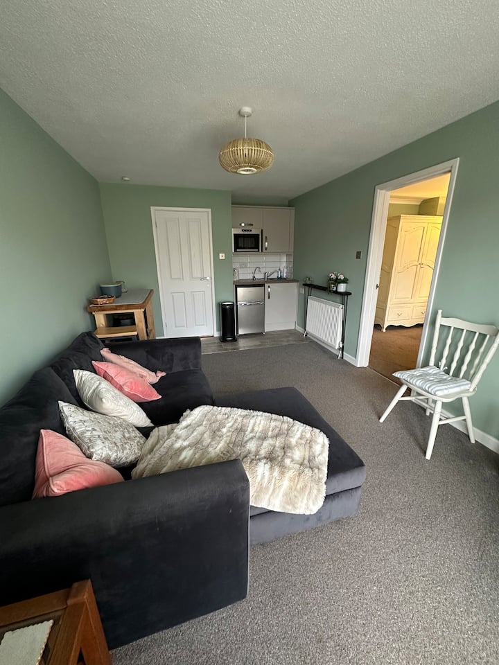 Adorable One Bed With On Site Parking & Garden - Taunton
