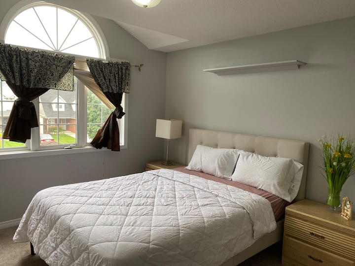 Room In Guelph - Guelph