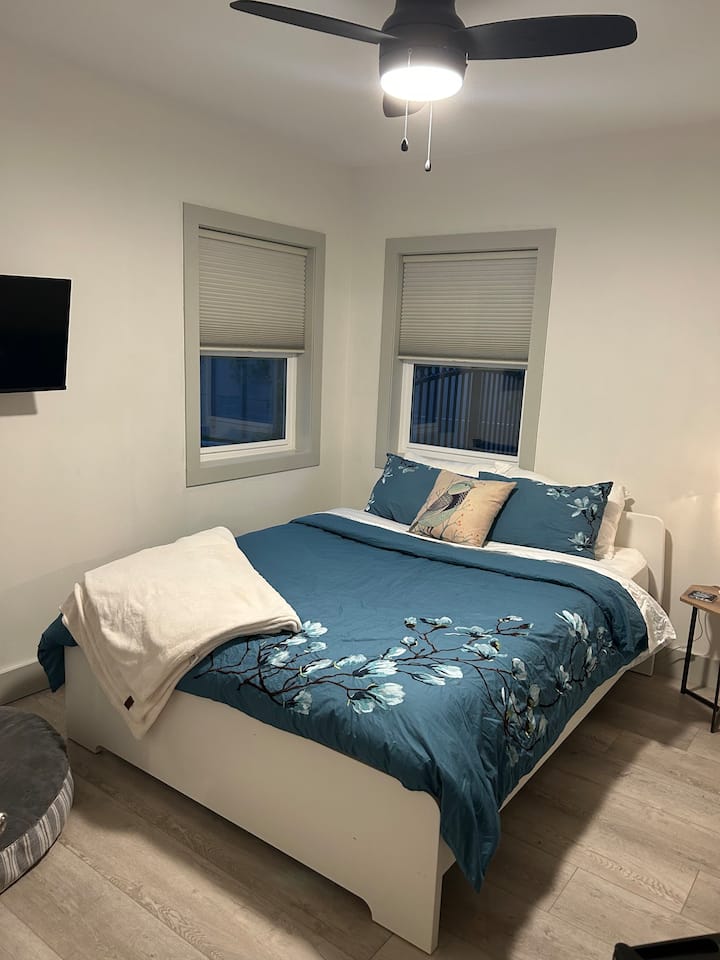 Pawfect Room By The Bluffs - Penticton