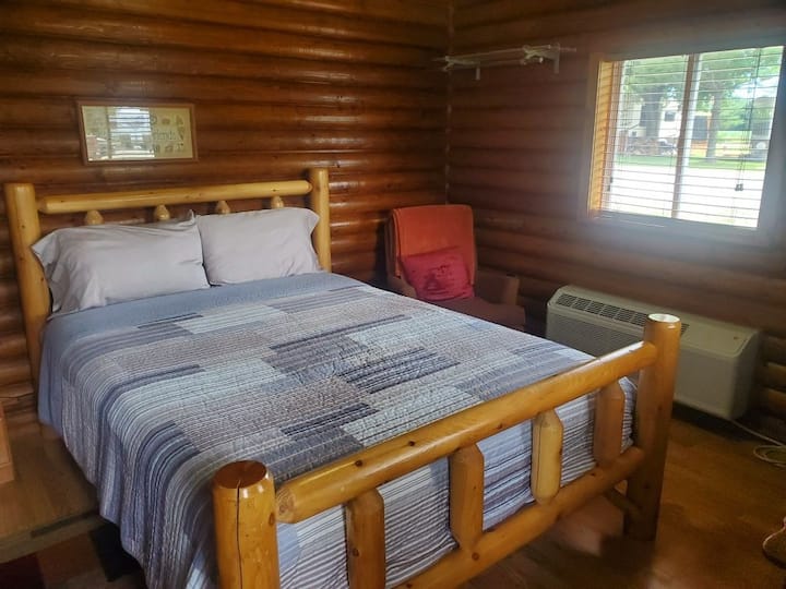 Seven Eagles Resort Cabin 2 - Savanna