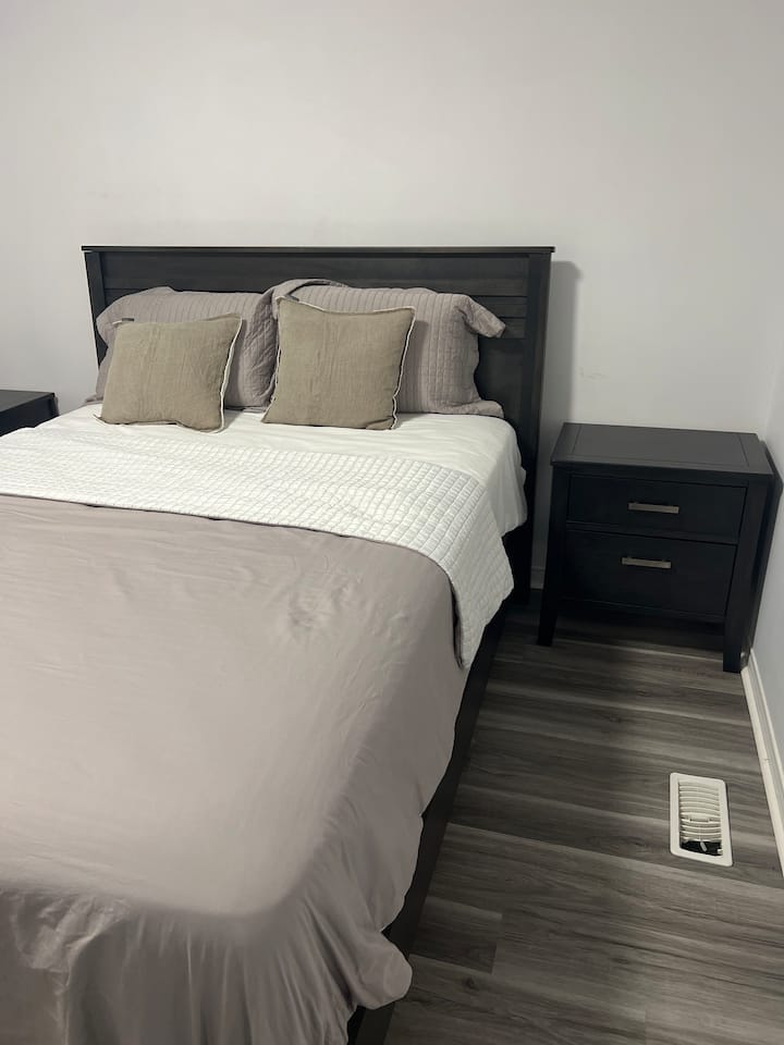Luxury 2 Bed Room - Brantford