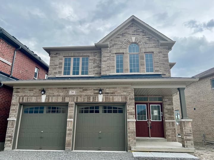 Brand New House Perfect For Staying - Bradford, ON, Canada