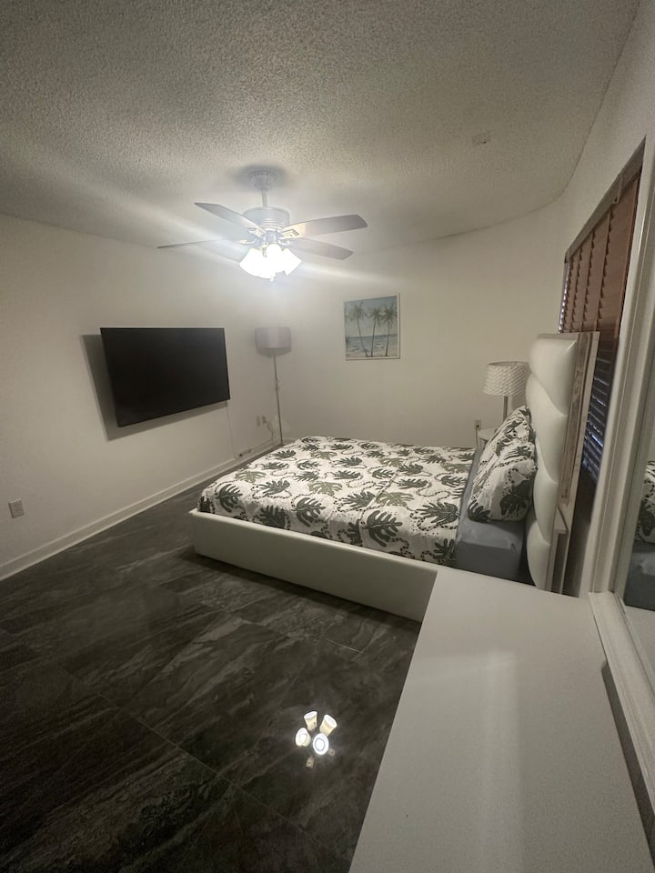 Single Room For Rent In M.lakes - Hialeah, FL