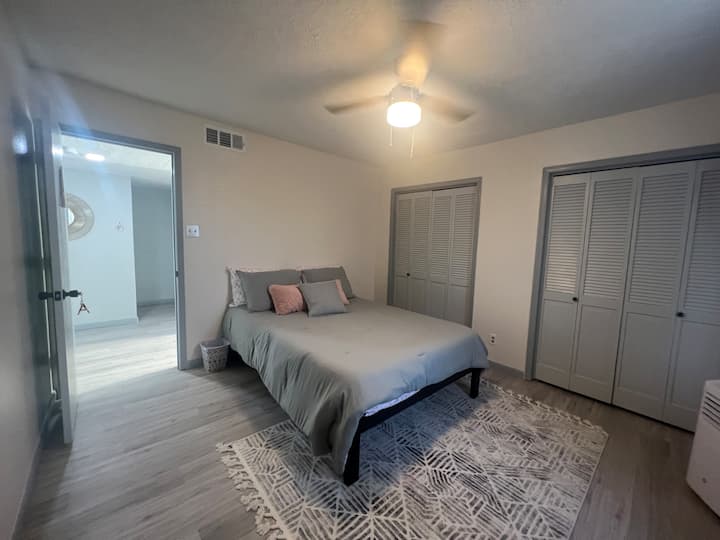 Comfy Room In Spacious House Shared Bathroom A - El Paso, TX