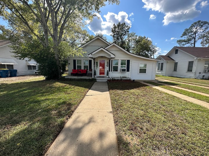Spacious 3 Bedroom Home Located Less Than A Mile From Kilgore Hotspots! - Longview, TX