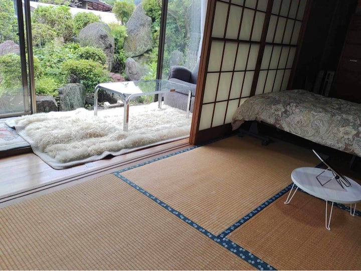 富士も箱根も30分/庭付き駐車場完備で気軽に/高速出口より10分/畳敷で日当たりよい10畳部屋 - 오다와라시