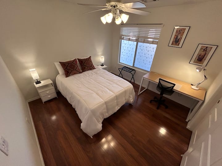 Quite Sunny Bedroom In The Burbs, East - Chandler, AZ