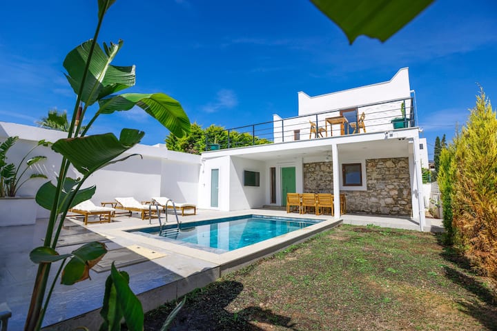 Traditional Seaside Stone Villa With Private Pool - Gümbet