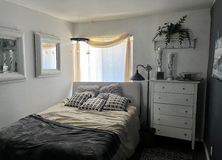 Updated Cozy Spare Bedroom - Ventura, CA