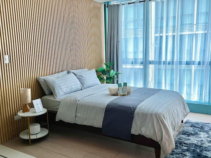 Affordable 1br At One Uptown, Bgc | With Parking - Taguig