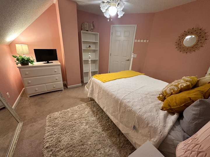 Pretty & Pink, Cozy & Cute Private Room - Cleveland, TN