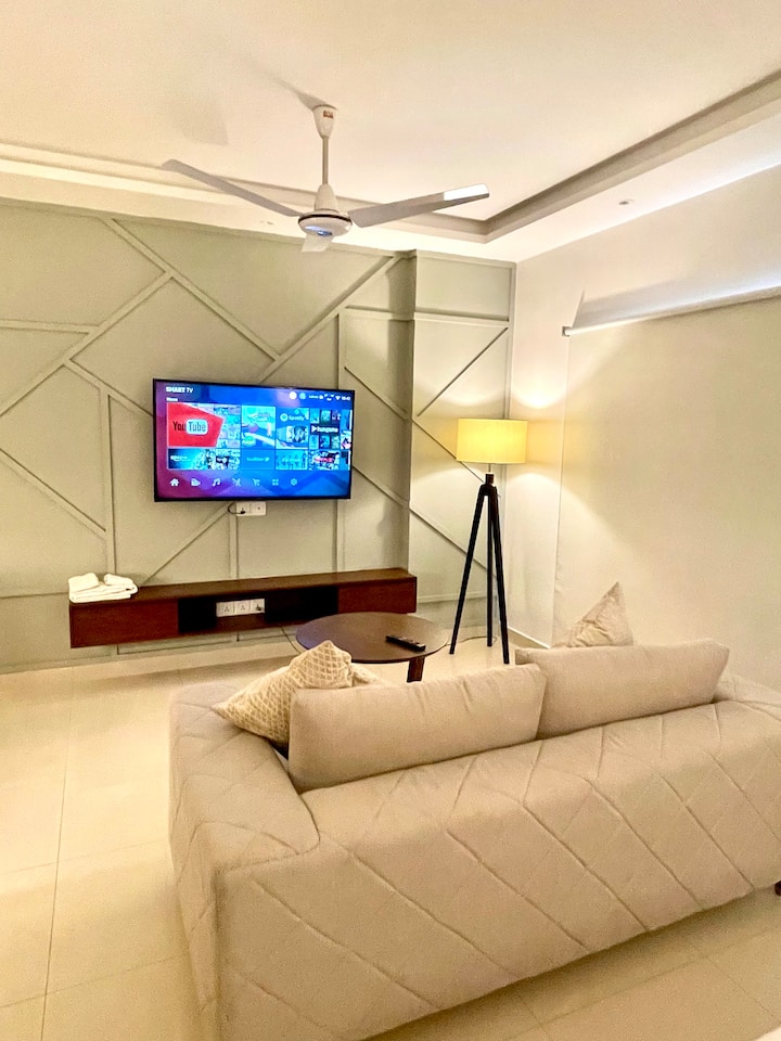 Luxurious Apartment In High-floor, Gym, Pool,wi-fi - Lahore