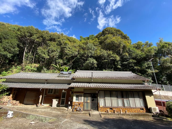 サーフィンPや自然環境に恵まれた谷間の雰囲気漂う宿「guesthouse創楽屋そらや」／貸切対応可能 - Kochi