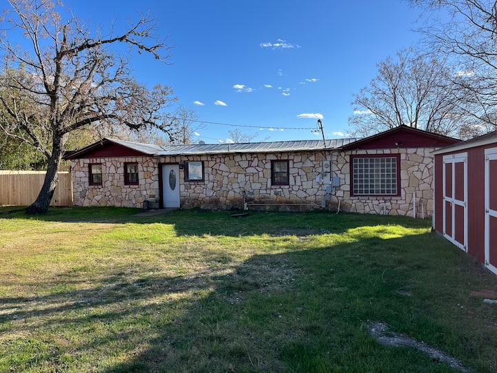 Bandera Texas Rooster Cogburn’s Guesthouse - Bandera, TX