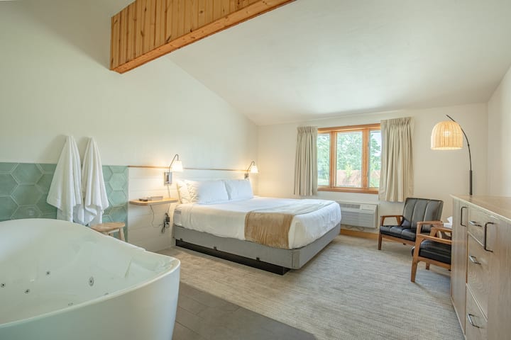 A Chalet King Suite W/ Jacuzzi - New Glarus, WI