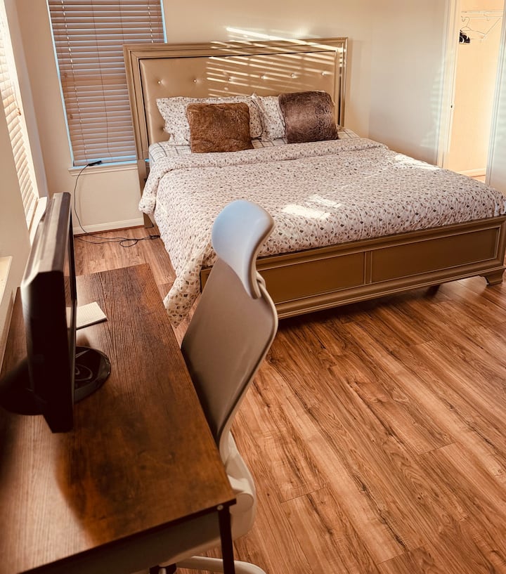 Large King Size Fully Furnished Room Super Quite - Richmond, TX