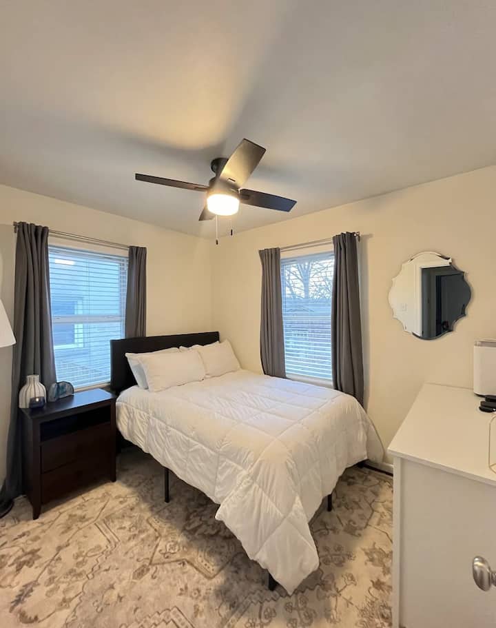 Cozy Charming Room With Fast Wi-fi Comfy Bed & Tv - Kirkwood, MO