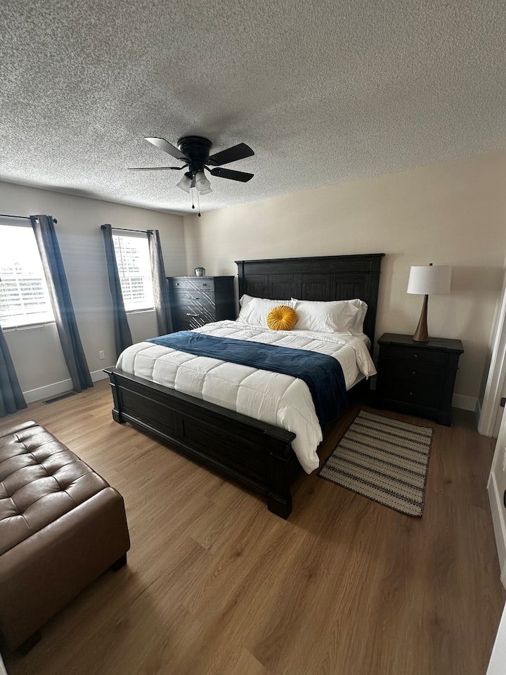 King Bed • Hillside Apartment • Unit B - Bonaire, GA