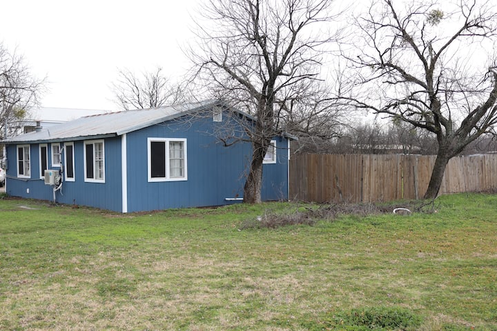 A Cozy, Fully Furnished 2br Home - Cool, TX