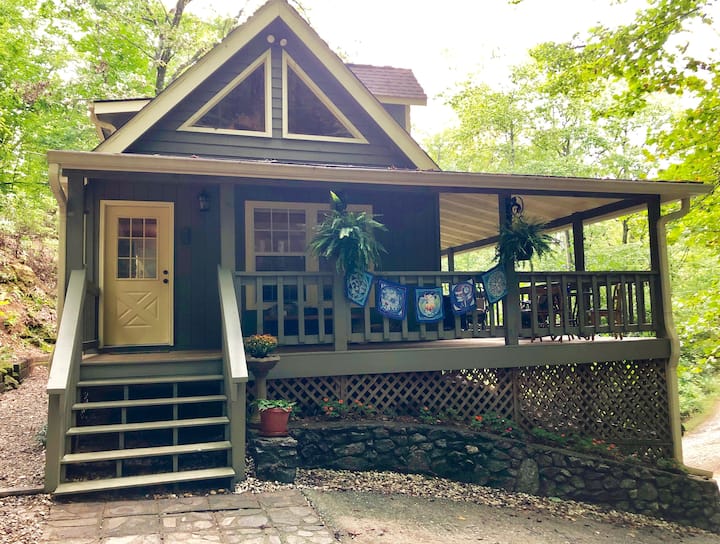 Falling Waters: Cozy Updated Cabin In The Trees - Clayton, GA