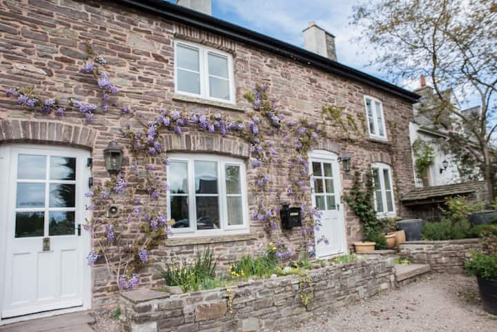In The Brecon Beacons Aubreys Of Llangorse 4 Bedroom All With Ensuite - Brecon