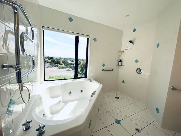 A Spa Bath En-suite, Pano View, Private Guest Wing - Havelock North