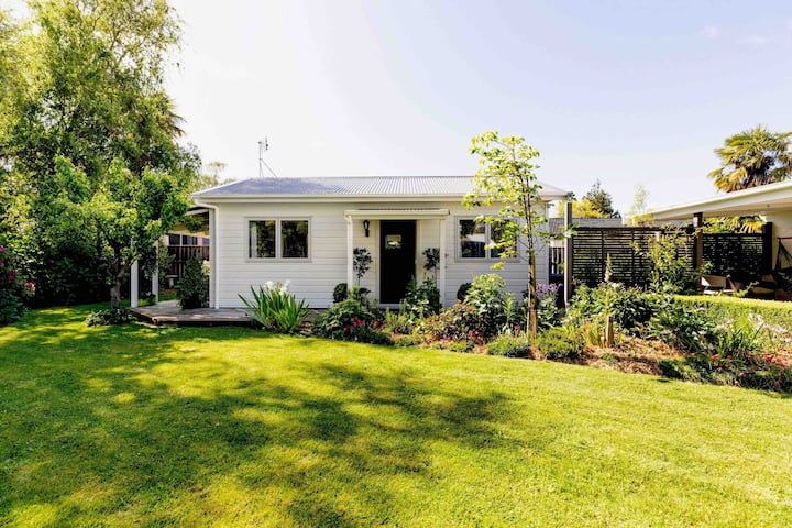 Peaceful Garden Setting, Boutique Style Cottage, Full Kitchen, Sep Bedroom. - Carterton