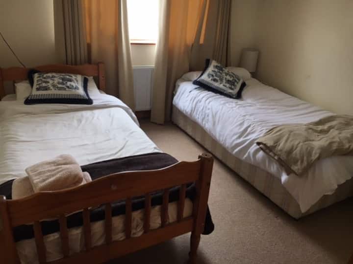 Spacious Room, 2 Single Beds, 5 Minutes From Ennis - エニス