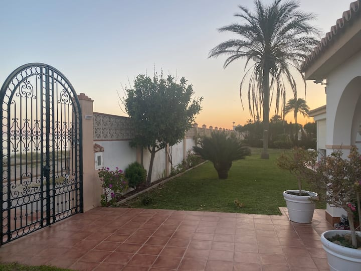 Preciosa Villa, Primera Línea Playa Con Piscina - Marbella