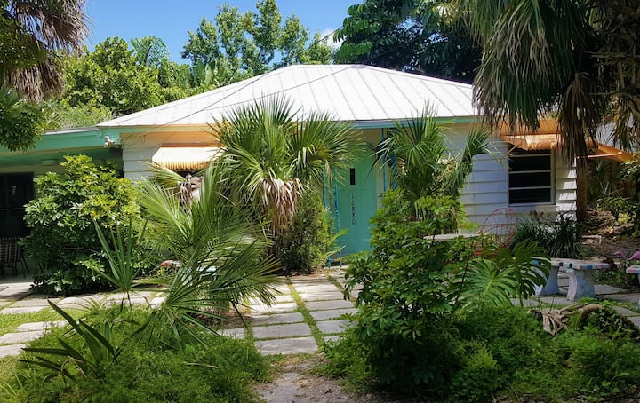 "Old Florida" Riverside Pool Cottage That Time Forgot - Sebastian, FL