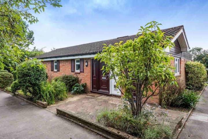 3 Bedroom Bungalow For Holidays - Bromley