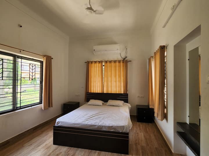 Cozy 3 Bedroom Home In The Heart Of Shantiniketan - Santiniketan