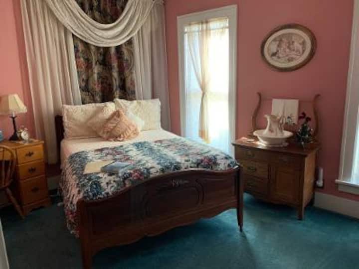 Comfortable And Peaceful Room In Victorian Mansion - Abilene, KS