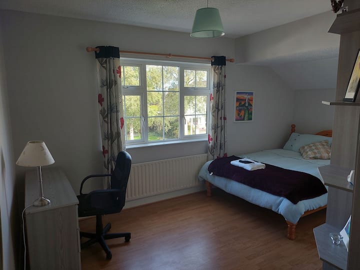 Lovely 3 Bedroom House In The Midlands- 5 Min Walk To Tullamore Town - Great Access To Walks/hikes And A Thriving Local Town With Endless Pubs And Restaurants. - 塔拉莫爾