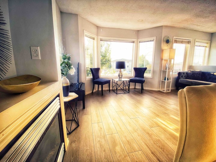 Bright, Spacious, Renovated, Stunning 2 Bedroom! - Strathmore