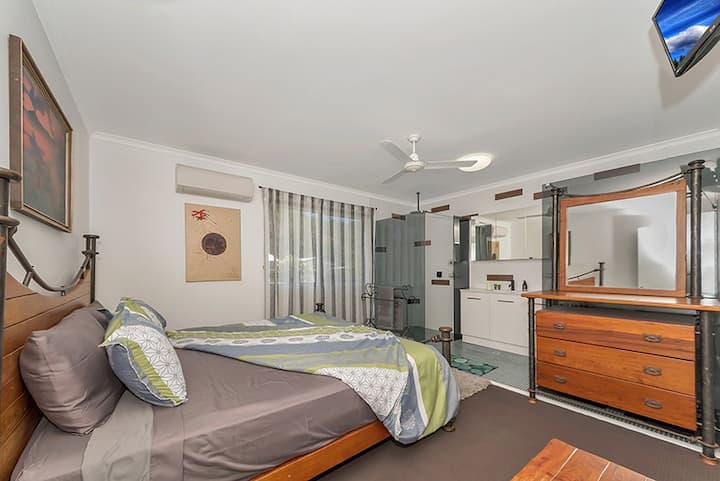 Secluded Unit In The City - Woodstock